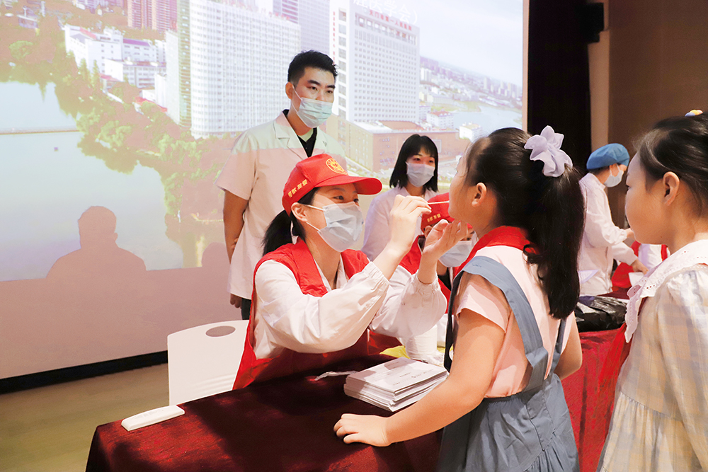 8.天门一医口腔科医务人员为学生们进行口腔检查 (1).JPG