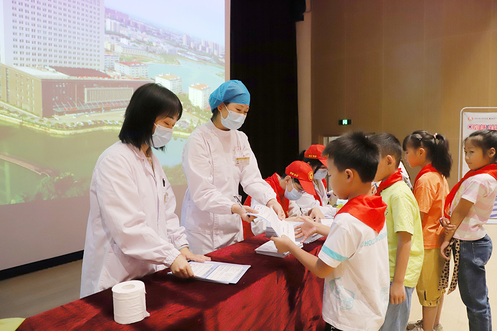 7-2.发放健康宣教资料 (2).JPG