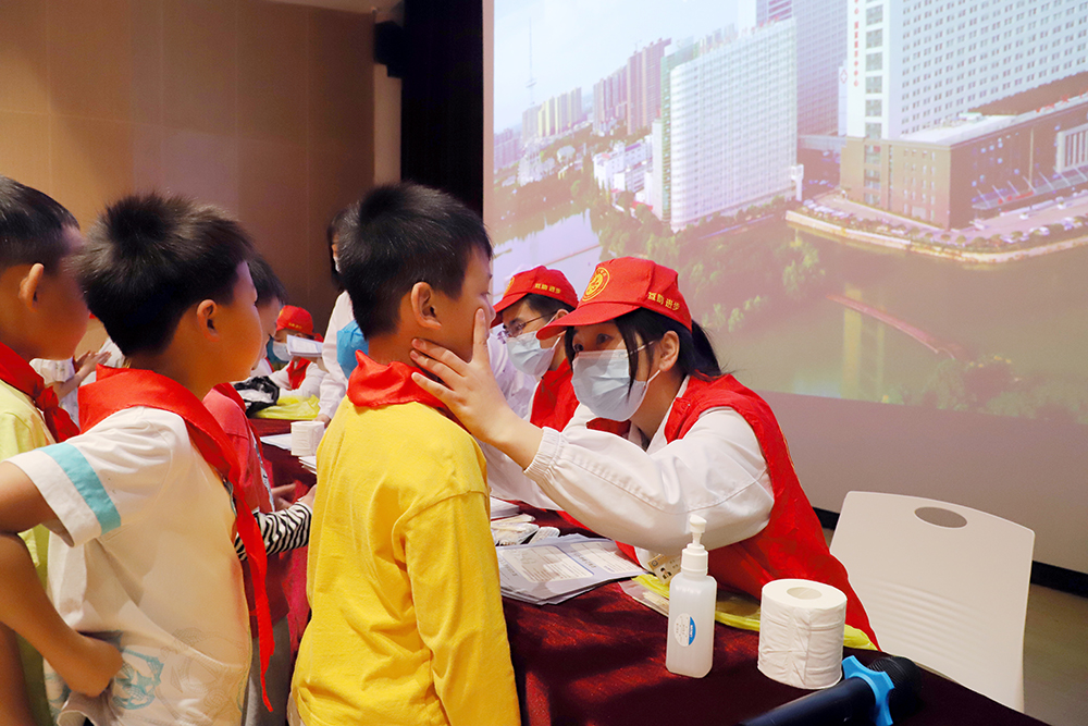 8-2.天门一医口腔科医务人员为学生们进行口腔检查(2).JPG