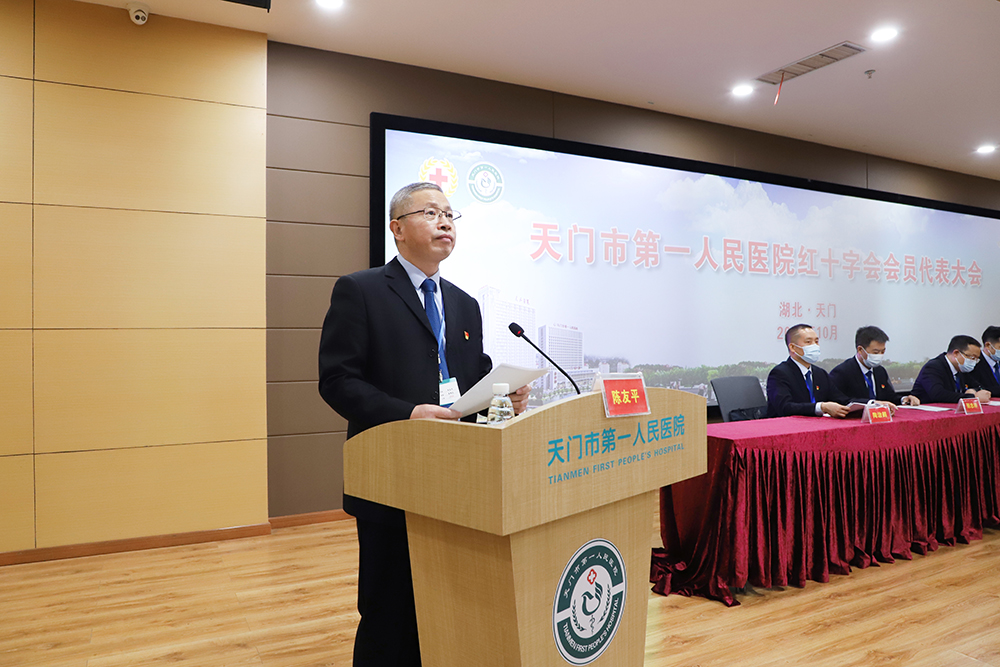 党委副书记、副院长陈友平(左一)主持会议.JPG