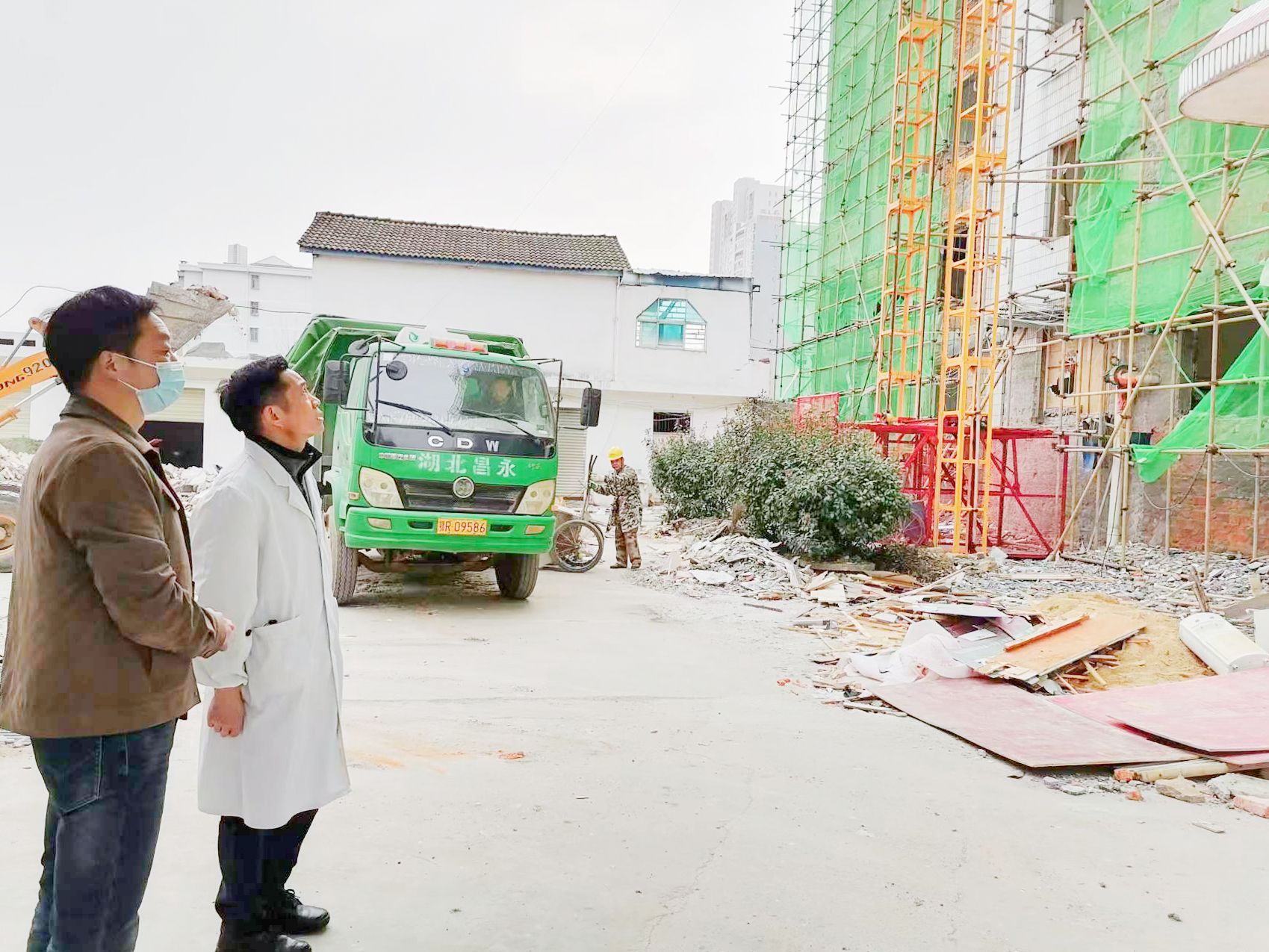 党委书记严想元(左二)实地查看公卫楼建设情况.jpg
