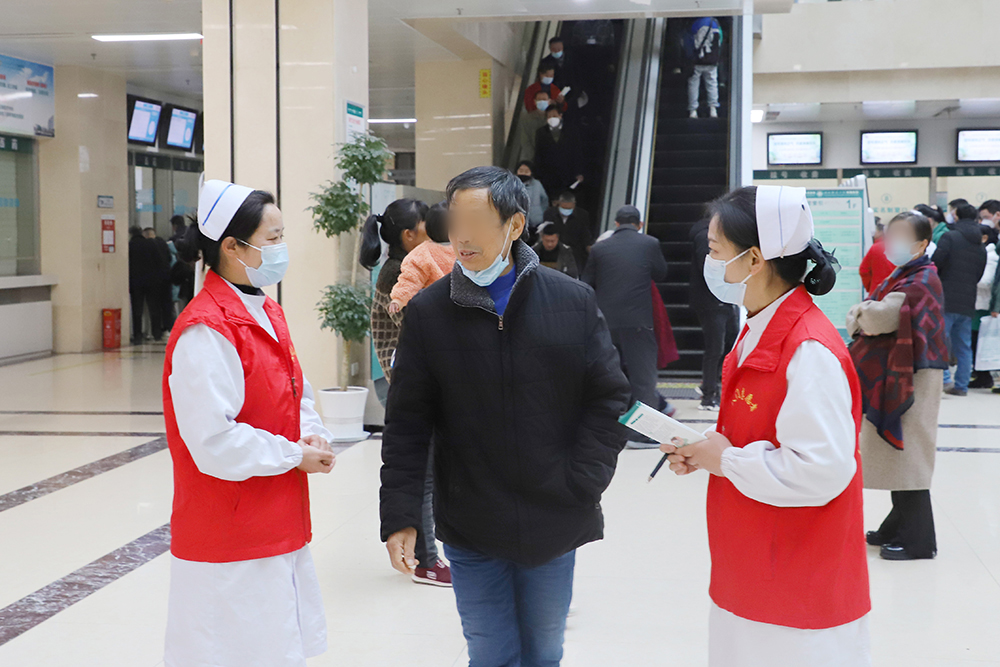 医务人员为群众进行健康宣教 (3).JPG