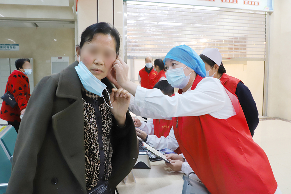 医务人员为群众进行检查.JPG