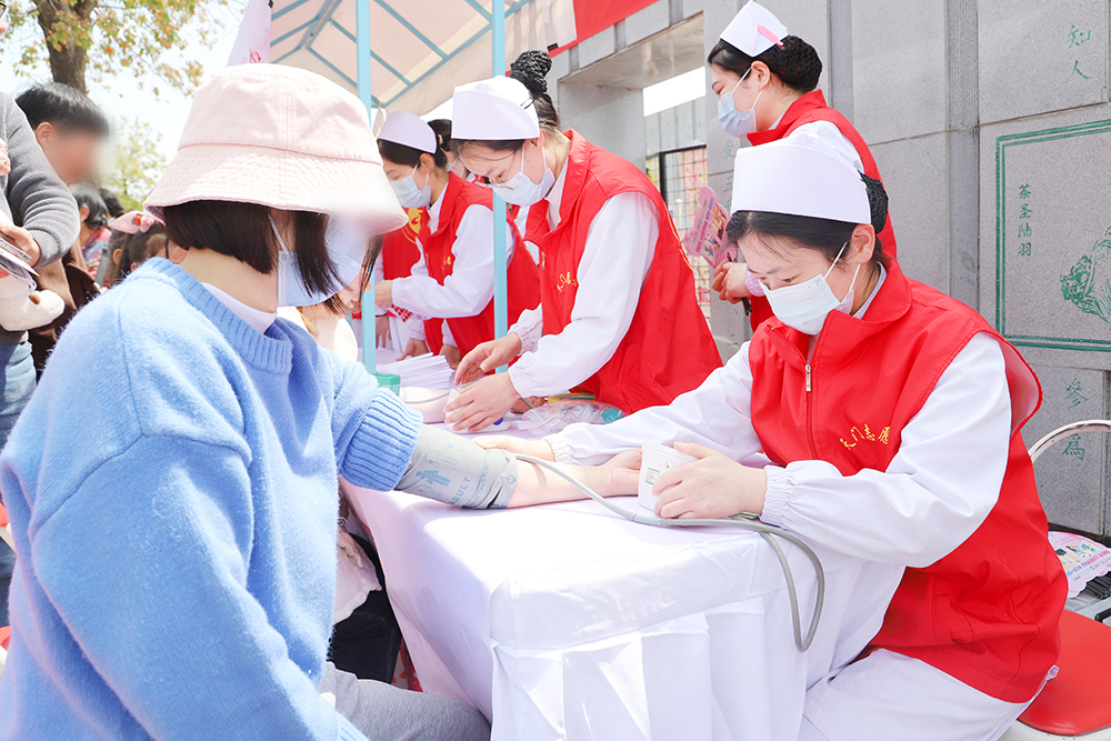 为群众量血压 (1).JPG