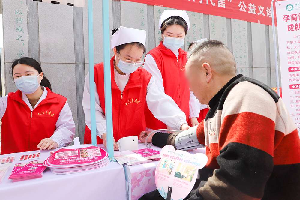 为群众量血压 (2).JPG