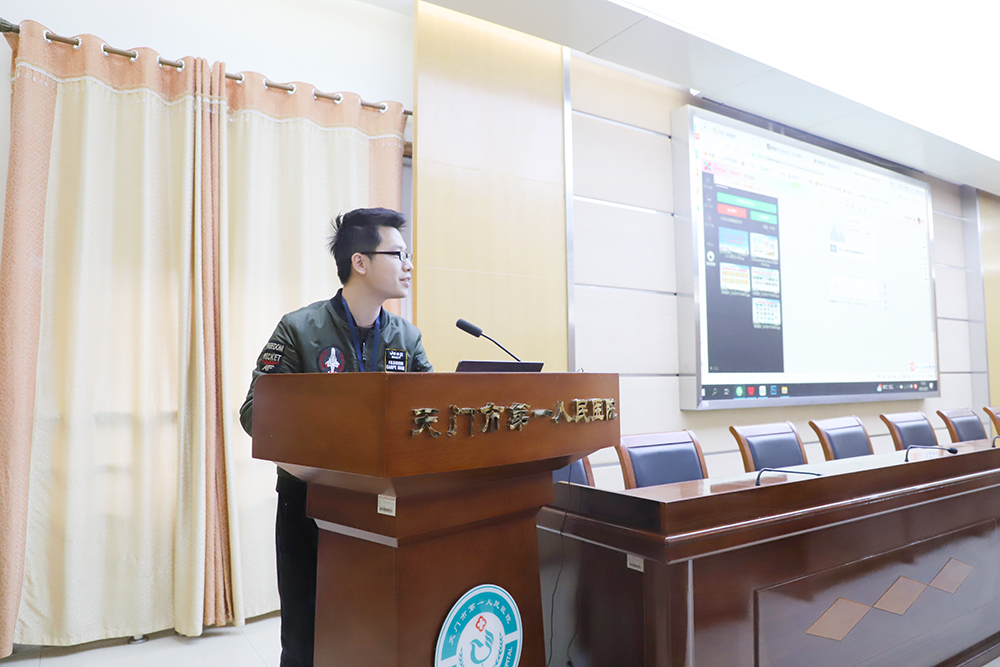 外联部科员孙洲洋讲解微信制作流程.JPG