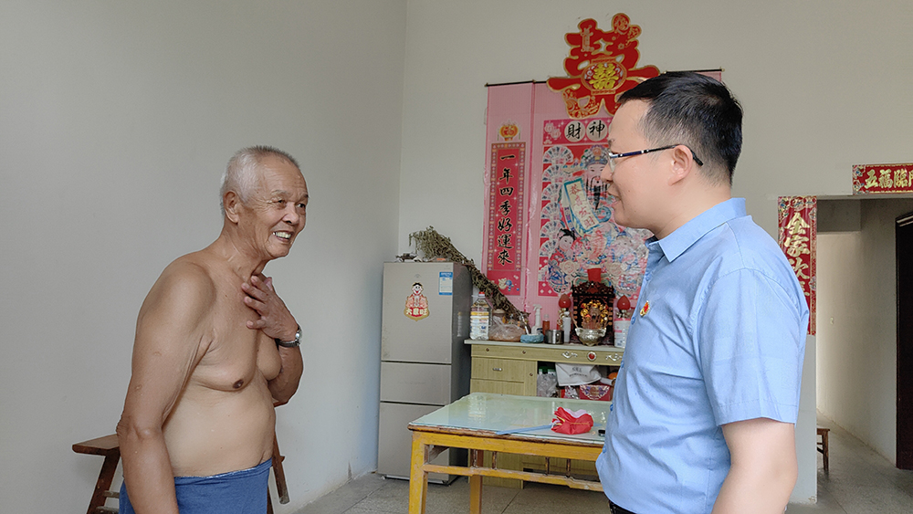 党委委员、纪委书记陈伯勋看望卢市镇三类对象刘水清.jpg