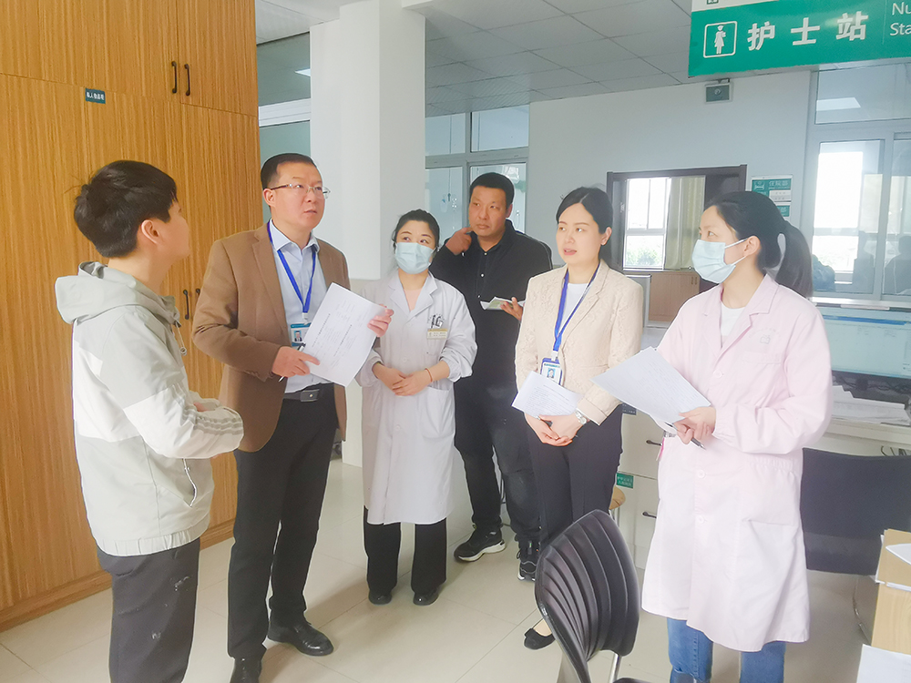 天门一医党委委员、纪委书记陈伯勋(左二)现场指导信息化对接公众.jpg
