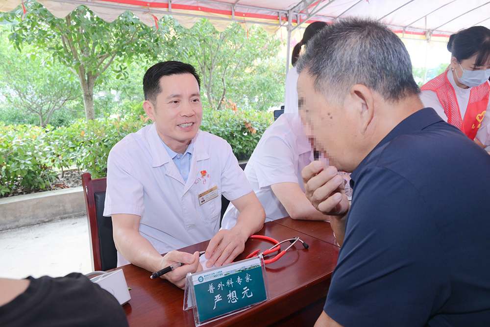 3.党委书记严想元为群众义诊.JPG