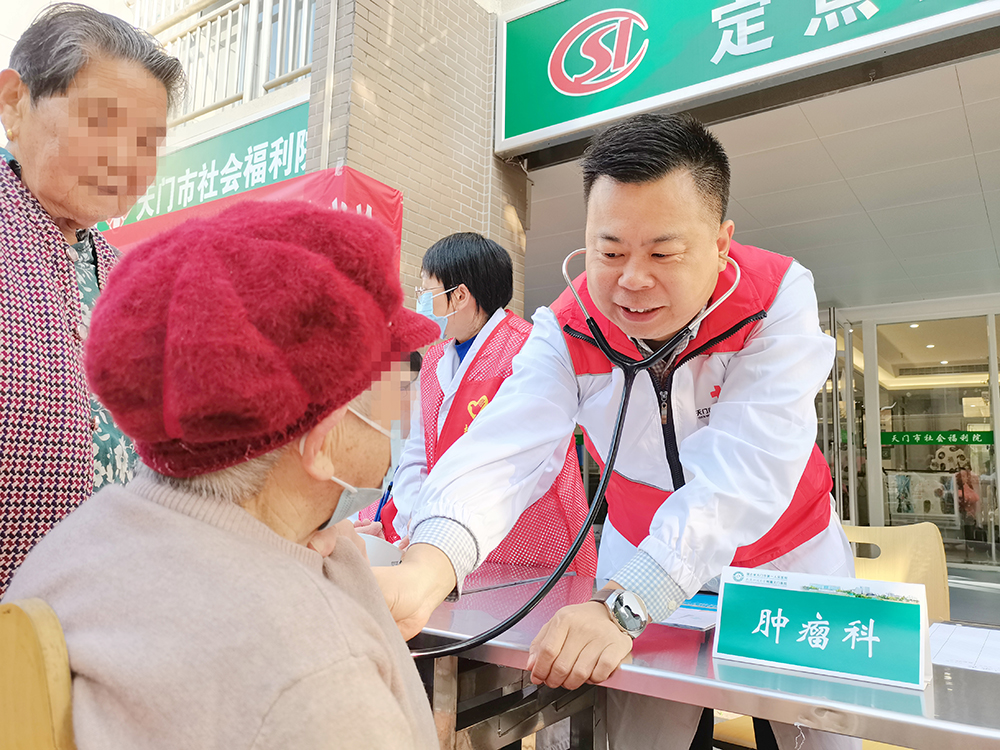 3.副院长李伟为老人听诊.jpg