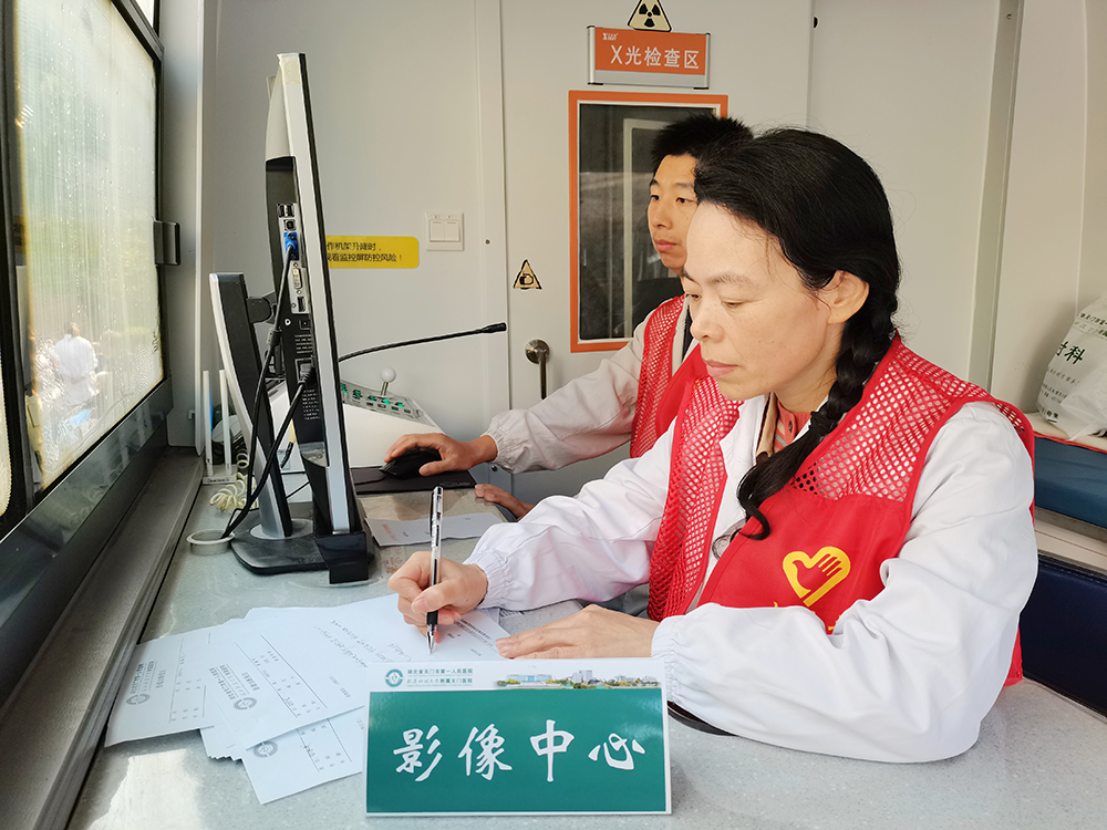 6.拍胸片.jpg