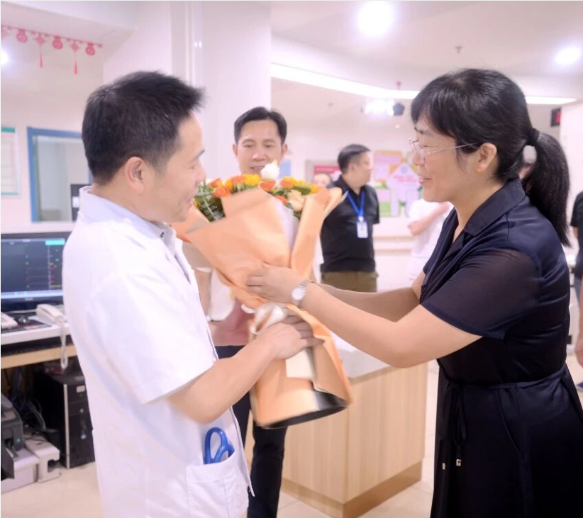 【减负不减爱】天门市人民政府副市长古玉丽一行深入临床一线，慰问天门一医..