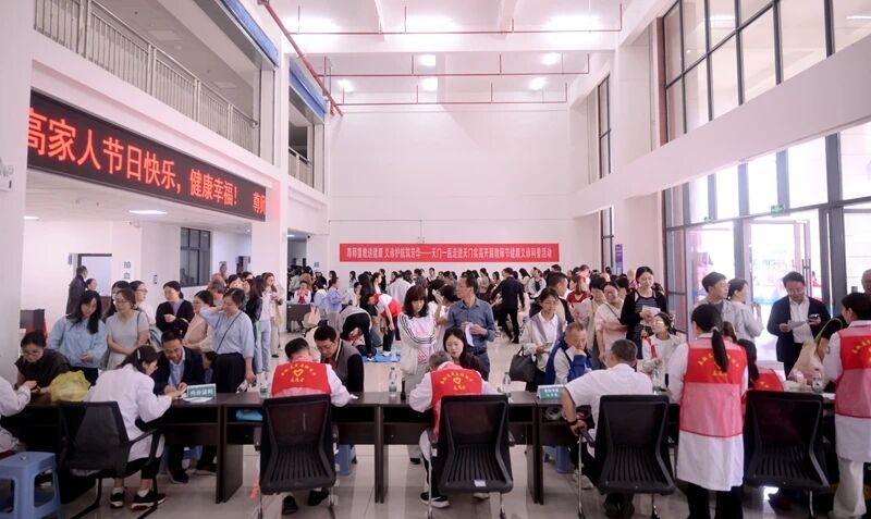 天门一医走进市实验高级中学开展教师节专项义诊科普活动..