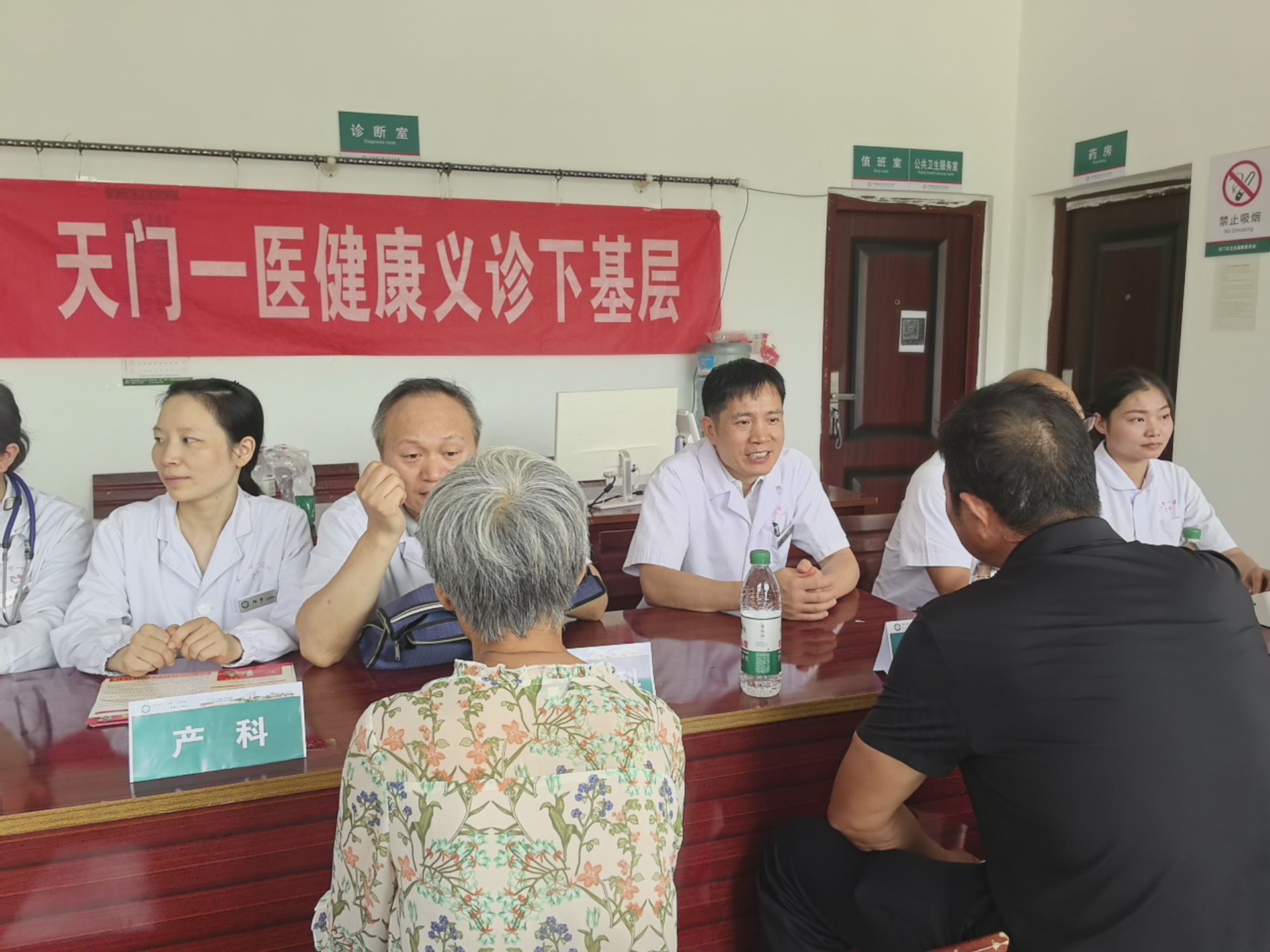 政策宣讲入基层 暖心义诊护民生
